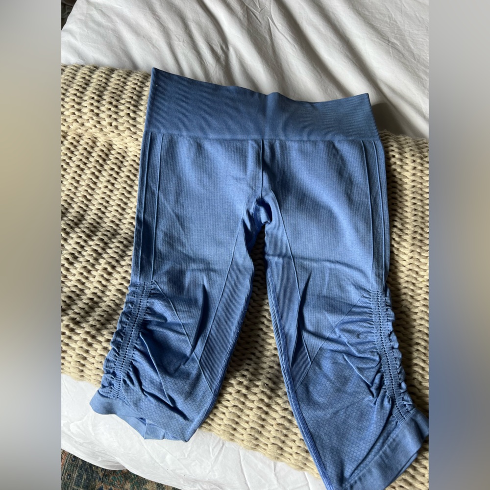 Lululemon periwinkle cropped leggings 6